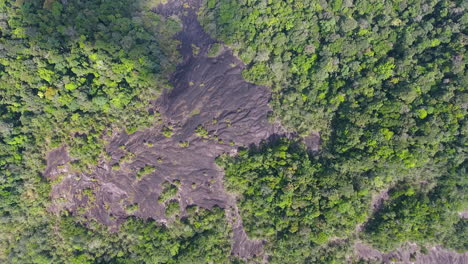 Toma-Vertical-Aérea-Sobre-Un-Inselberg-En-Guayana.-Bosque-Amazónico-Durante-El-Día